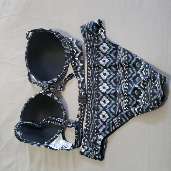 3/$35 Ripzone bikini - Picture 2 of 3